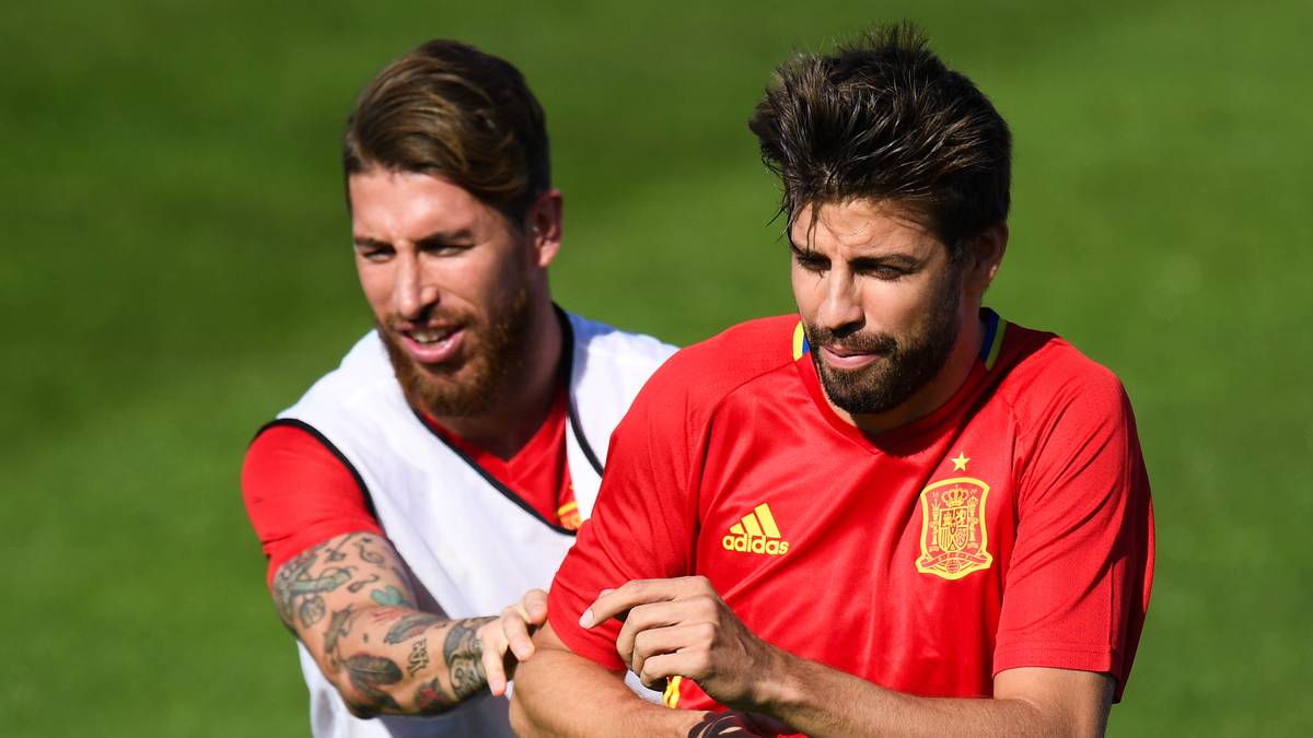Sergio Ramos (l.) und Gerard Pique spielen zusammen für Spanien