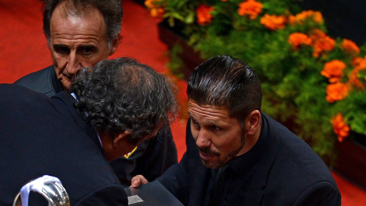 Sein neuer Vertrag läuft bis zum Sommer 2022, denn Simeone hat noch viel vor mit Atletico. Er möchte endlich die Champions-League-Trophäe gewinnen, die ihm in seiner großen Titelsammlung noch fehlt