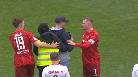 Beim Spiel zwischen dem 1. FC Kaiserslautern und Jahn Regensburg stürmt ein Flitzer für ein Video mit Marlon Ritter aufs Feld. Doch die Aktion hat nun ernsthafte Konsequenzen.