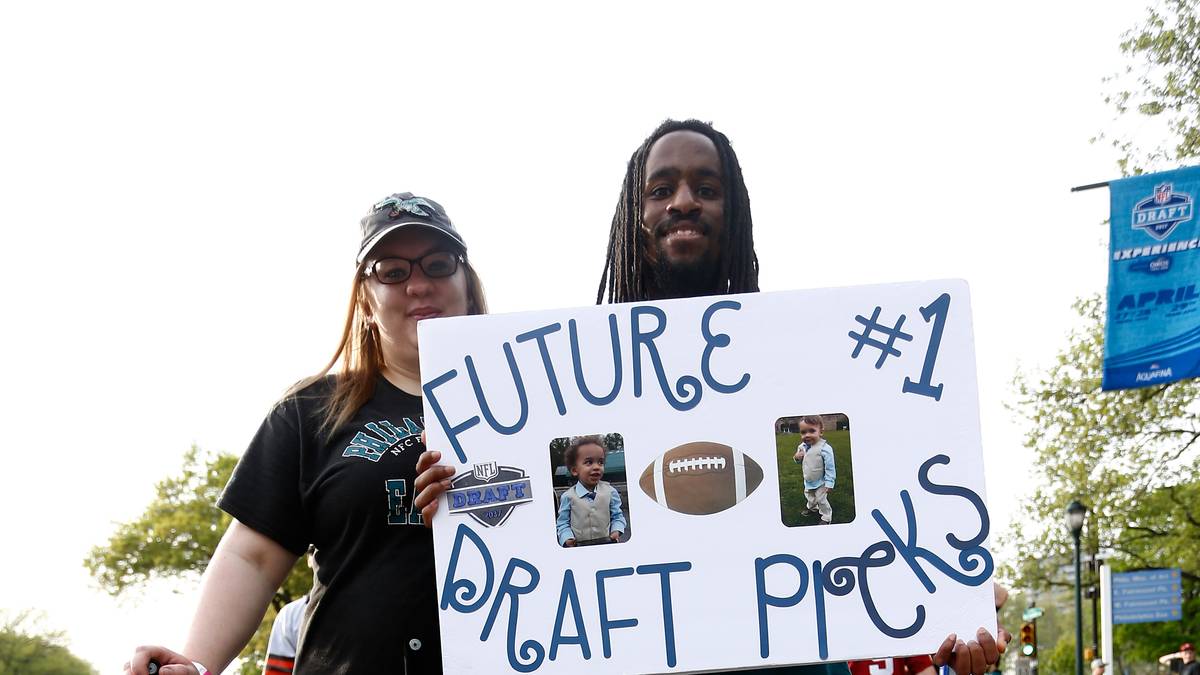 Dieser Vater ist offenbar optimistisch, dass irgendwann auch seine zwei Söhne auf die Bühne gebeten werden