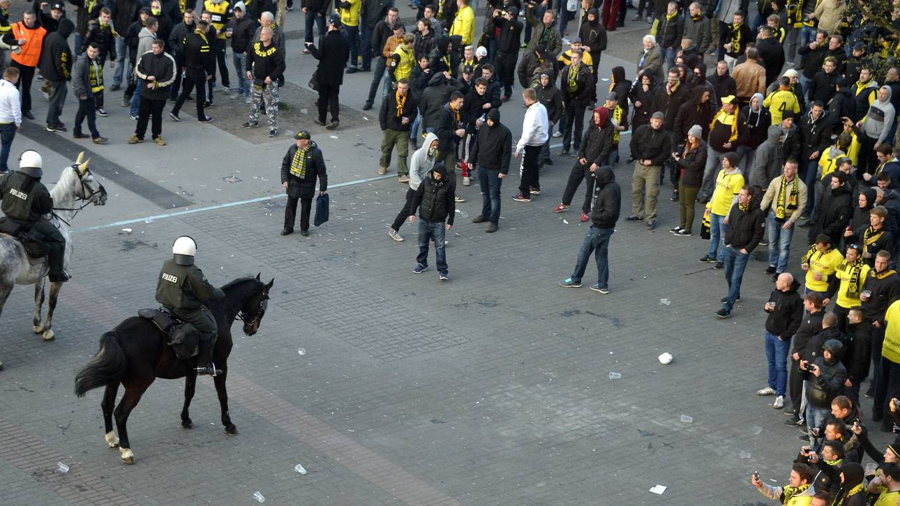 Polizei trennt Fangruppen beim Derby