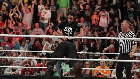 Seth Rollins feierte bei WWE Extreme Rules 2016 sein Comeback und attackierte Roman Reigns