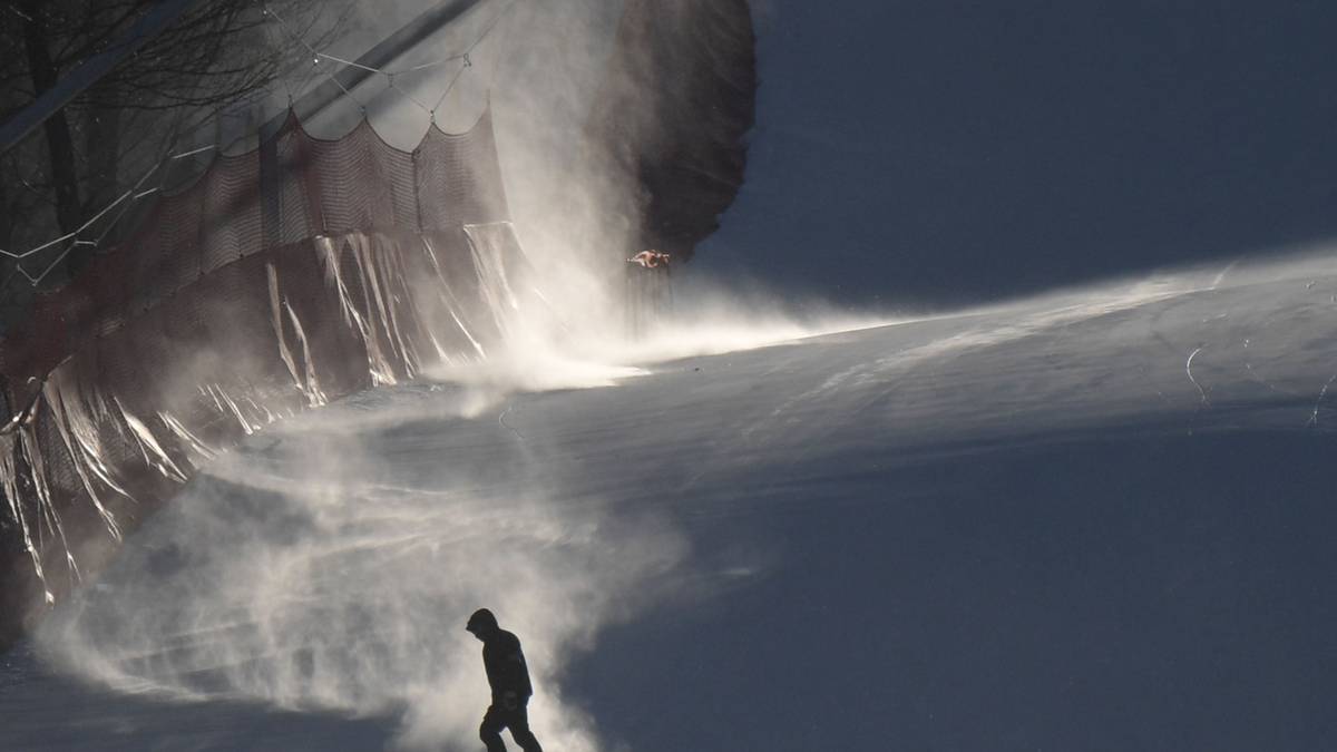 Während die Spiele in allen anderen Sportarten reibungslos anliefen, brachte der Wind die Planungen bei den Alpinen bislang gehörig durcheinander. Nach der Herren-Abfahrt ist am Montag auch der Damen-Riesenslalom abgesagt worden. Immerhin sorgte das Naturschauspiel für beeindruckende Bilder