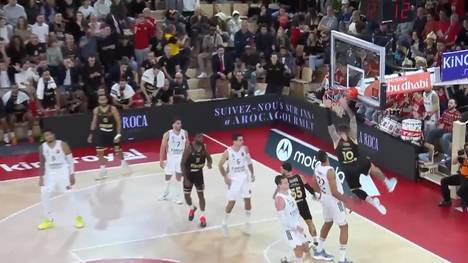 Ein bockstarker Auftritt von Daniel Theis. Im EuroLeague-Duell gegen Real Madrid zeigt der deutsche Center keine Gnade für seine Gegenspieler.