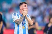 Nach dem Rassismus-Eklat um die argentinische Nationalmannschaft fordert Argentiniens Staatssekretär für Sport Lionel Messi als Kapitän öffentlich auf, sich zu entschuldigen. Für den Politiker hat das allerdings heftige Konsequenzen. 