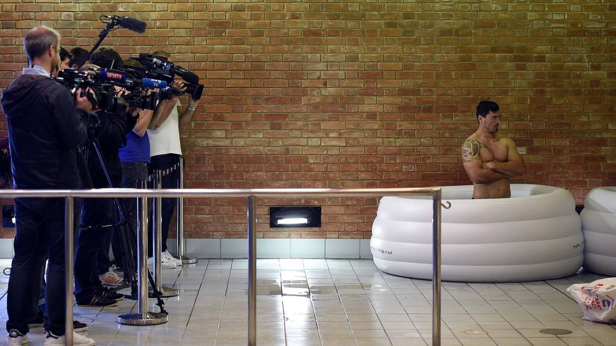 Nichts bleibt während der Rugby-WM unbeobachtet. Selbst die Regeneration der Spieler wird für die Fans gefilmt. Hier ist es der Franzose Amexandre Dumoulin, der noch im Eisbad von Kameras verfolgt wird