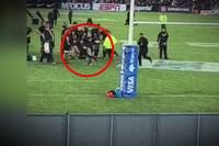 Nach der Rugby-Championship-Partie zwischen Argentinien und Neuseeland treibt ein Flitzer sein Unwesen auf dem Platz. Sam Cane, Kapitän der "All Blacks" greift zu unsanften Mitteln, um den Störenfried zu stoppen.