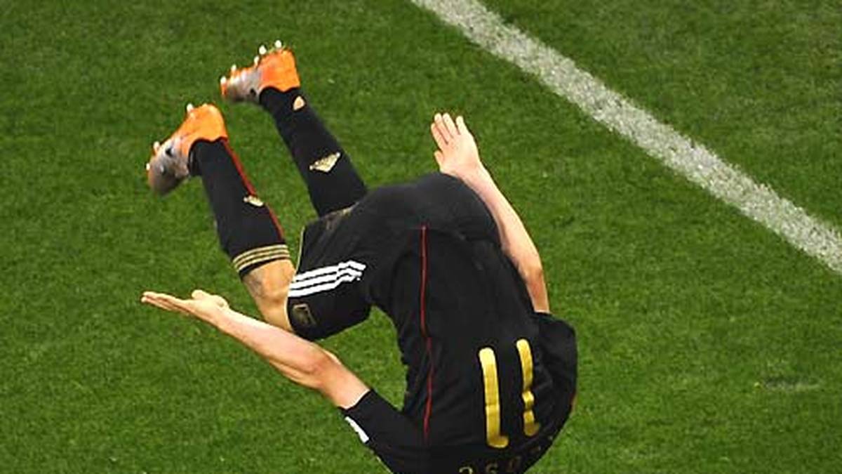 Im Viertelfinale gegen Argentinien ist es wieder Zeit für den "Klose-Salto". Erneut netzt Klose gegen die "Gauchos" ein - und das sogar doppelt. 
