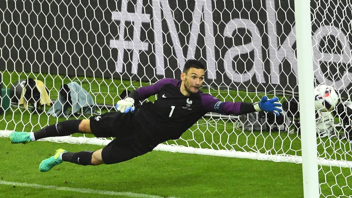 Hugo Lloris (29, Tottenham Hotspur, 80 Länderspiele, 0 Tore): Geboren im südfranzösischen Nizza, stammt aus wohlhabenden Verhältnissen. Lloris war quasi prädestiniert für eine andere Sportart. Die Mütter Anwältin, der Vater Banker - klingt nach Tennis. Hat Lloris auch bis in seine Jugend mit ordentlichem Erfolg gespielt. Eines seiner sportlichen Vorbilder war Pete Sampras