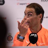 Rafael Nadal ist rechtzeitig vor den French Open zurück, Stefanos Tsitsipas sieht ihn sogar schon wieder als Mitfavoriten. Der spanische Rekordsieger reagiert verwundert.
