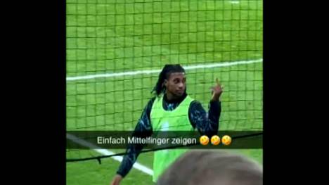 Die Bayern-Gala in Mainz rückt in den Hintergrund, denn vor dem Spiel zeigt Michael Olise eine kontroverse Geste in Richtung Heimkurve. War es eine obszöne Handbewegung?