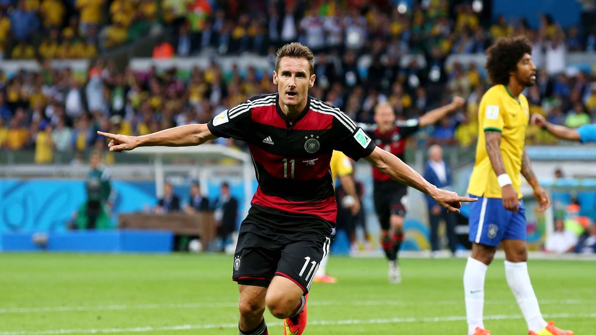 MIROSLAV KLOSE: Mit seinem Treffer beim spektakulären 7:1-Sieg gegen Brasilien schoss er sich zum alleinigen Rekordtorjäger. Mit dem Titel-Gewinn gab der Torjäger seinen Rücktritt beim DFB-Team bekannt. 2016 beendete er auch seine Vereinskarriere.