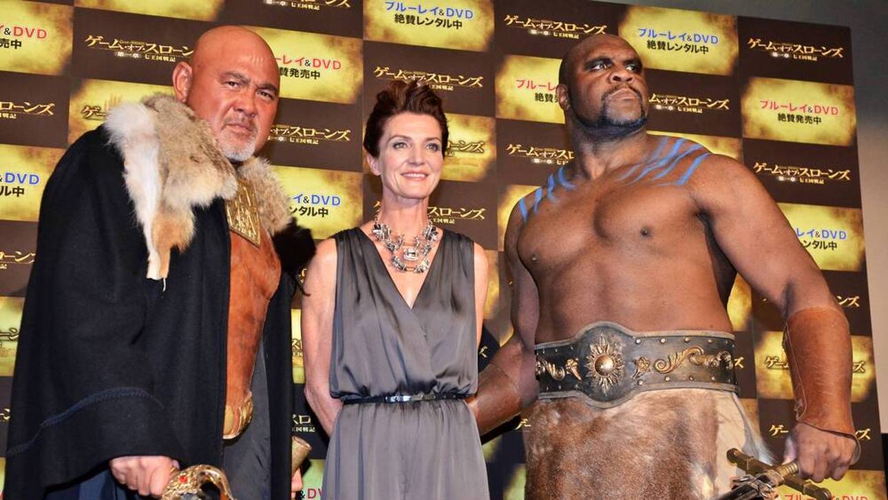 Keiji Muto bei einem Event mit Game-of-Thrones-Darstellerin Michelle Fairley und Bob Sapp im Jahr 2013