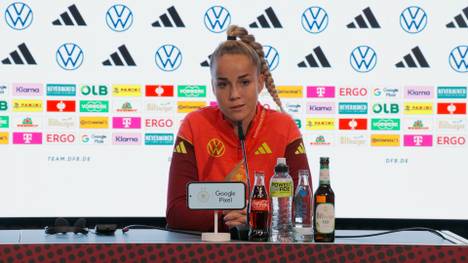 Giulia Gwinn leidet mit ihrer Teamkollegin Lena Oberdorf, die sich erneut nach ihrem Kreuzbandriss zurückkämpfen muss. Die DFB-Kapitänin weiß, wovon sie spricht und wie schwer dieser Weg ist. 