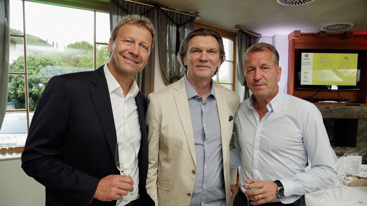 Nicht in Südtirol dabei sind unter anderem US-Nationaltrainer Jürgen Klinsmann und sein derzeitiger Berater Berti Vogts, die mit den USA beim Gold-Cup am Start sind, sowie der Final-Siegtorschütze Andreas Brehme. Das tut der ausgelassenen Stimmung aber keinen Abbruch. Hier vergnügen sich Guido Buchwald (l.), Paul Steiner (M.) und Andreas Köpke