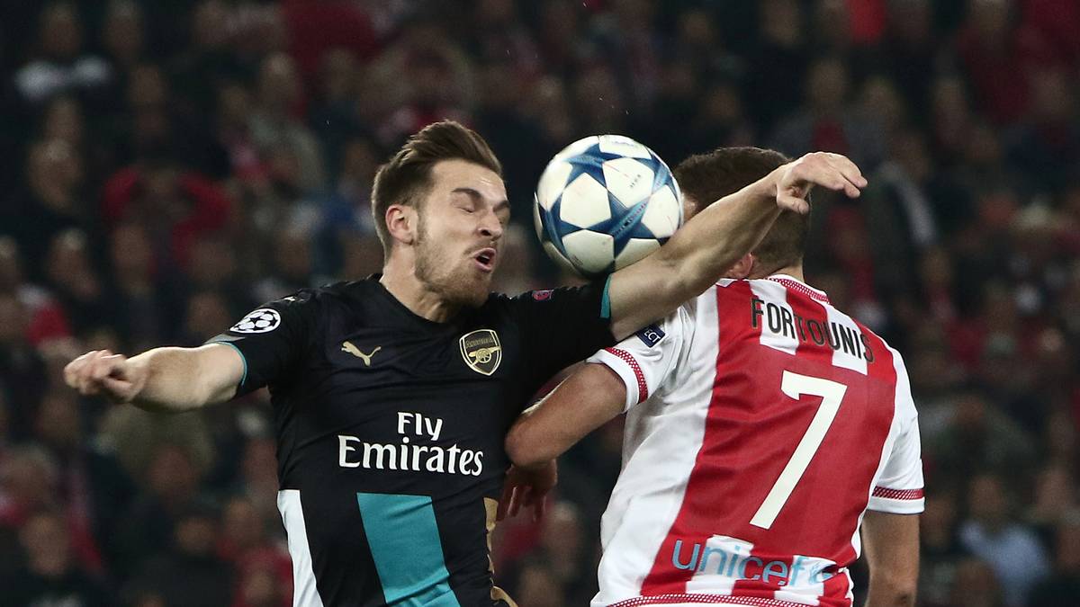 Mit harten Bandagen: Aaron Ramsey (l.) beharkt sich mit Kostas Fortounis