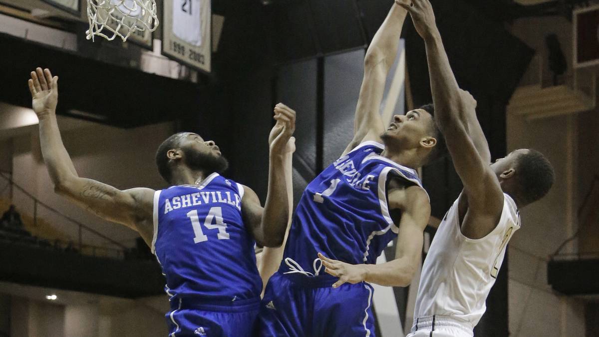 Der 2,05 Meter große Schlaks (M.) kam 17/18 auf 34 Spiele (20 Starts) mit soliden 7,3 Punkten und 1,8 Blocks im Schnitt, bei einer Dreierquote von 37 Prozent - er wechselte nun nach Clemson und kann 19/20 wieder angreifen. Der Coach schwärmt bereits, ihm wird NBA-Potenzial attestiert. Mit Clemson peilt er March Madness an - aktuell allerdings am Knie verletzt