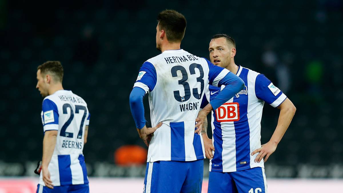 Hertha BSC verliert verdient 0:2 gegen den SC Freiburg. Gerade von der Abteilung Attacke um Julian Schieber (r.) und Sandro Wagner (M.) kommt viel zu wenig bis gar nichts.