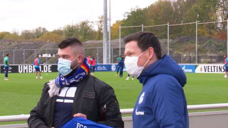 Schalke-Fan Dennis Vieregge hatte sich beim Revierderby als einziger S04-Anhänger in den Signal-Iduna-Park geschmuggelt. Von den Königsblauen wurde er dafür nun belohnt.