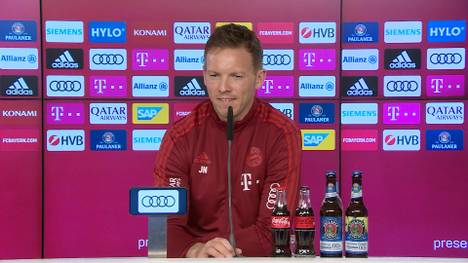 Der FC Bayern München soll seine Transferpolitik überdenken. Julian Nagelsmann stellte sich der Frage, ob der Rekordmeister zum Ausbildungsverein werden könnte.