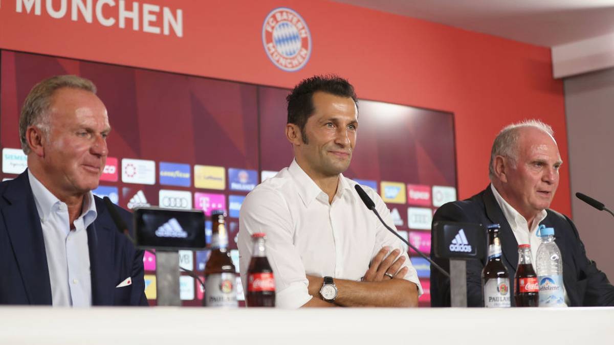 Zur Saison 2017/18 holen die Bayern-Bosse einen neuen Sportdirektor: Hasan Salihamidzic.
Rummenigge schlägt den ehemaligen Bayern-Spieler bei Hoeneß vor. Rummenigge bei dessen Vorstellung: "Wir haben eine sehr gute Mannschaft und jetzt Hasan Salihamidzic als Sportdirektor. Es müsste schon mit dem Teufel zugehen, wenn wir nicht erfolgreich sind."