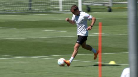 Mario Götze geht mit vollem Tatendrang an seine Aufgabe bei Eintracht Frankfurt und verrät, warum er un der Verein nicht zum ersten Mal Kontakt hatten.