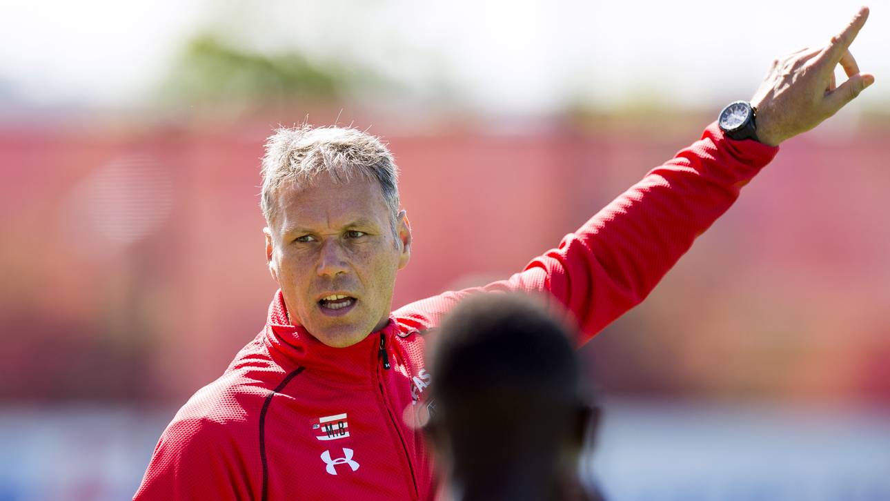 Van Basten will Profis Manieren lehren
