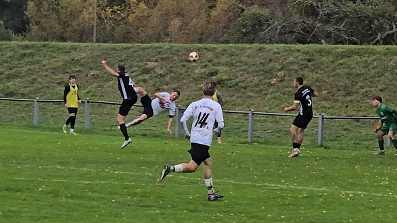Teamkollege fassungslos! Kreisliga-Spieler trifft per Scorpion Kick