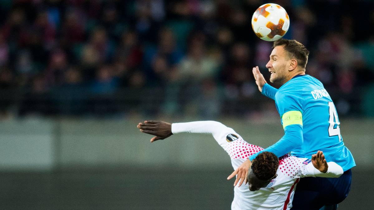 Domenico Criscito kann es nicht nur rustikal. Der Defensivakteur schlenzt einen herrlichen Freistoß direkt in die Maschen und zerstört das "perfekte" Ergebnis aus Leipziger Sicht. Am Ende bleibt es beim 2:1 für RB