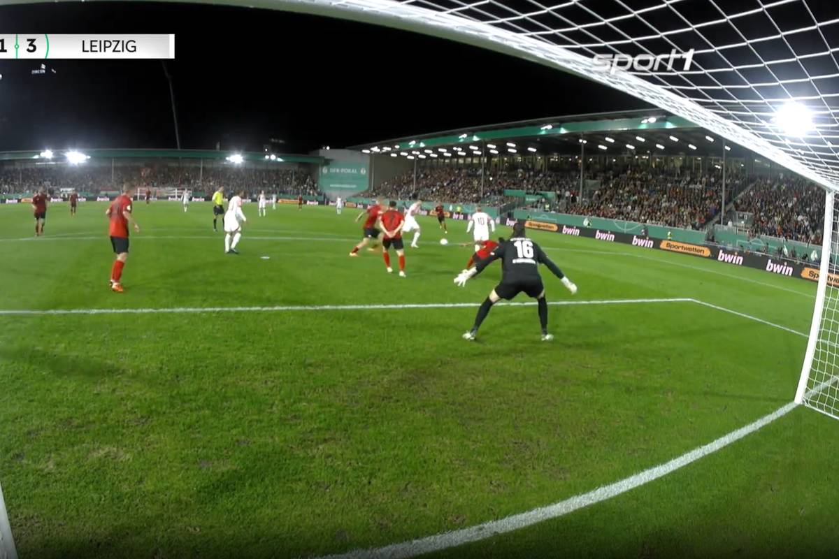 RB Leipzig erreicht im DFB-Pokal die zweite Runde. Nach einem guten Start muss der Titelverteidiger bei Zweitligist Wehen Wiesbaden jedoch lange zittern.