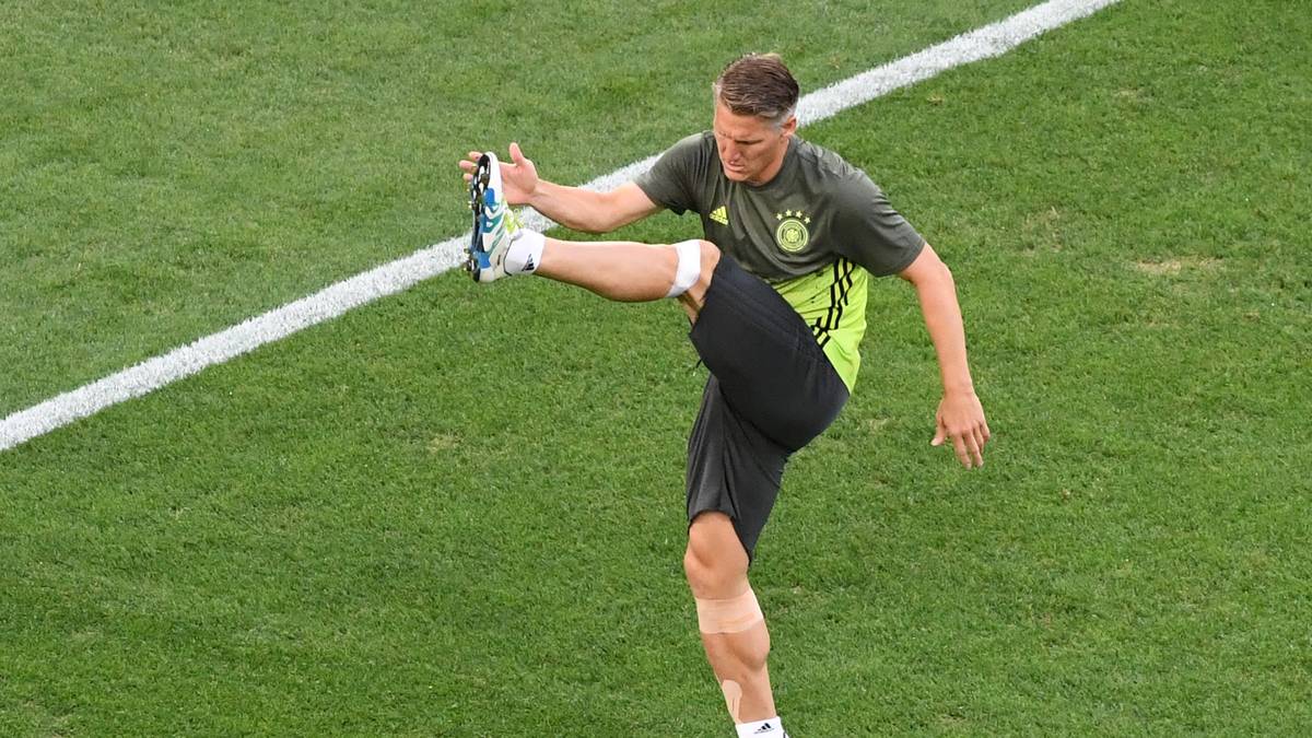 Bastian Schweinsteiger, dessen Einsatz bis zuletzt fraglich war, wirkt sehr konzentriert