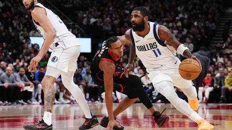 Kyrie Irving (r.) fehlt den Dallas Mavericks