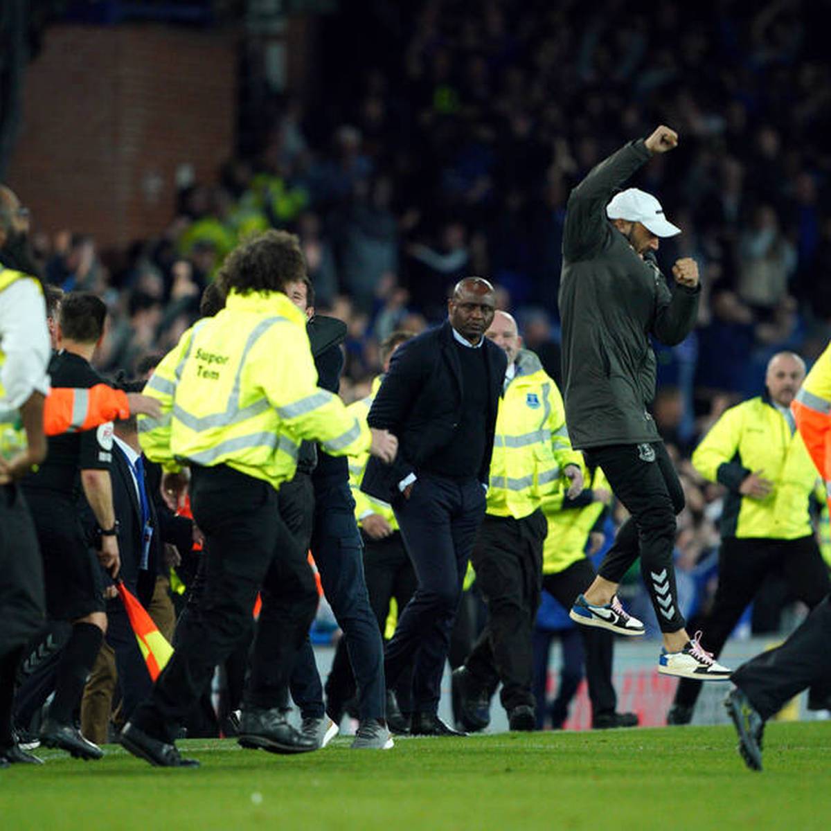 Patrick Vieira wird nach der Niederlage mit Crystal Palace von einem Everton-Fan provoziert. Inmitten eines Platzsturmes kommt es daraufhin zu einer Handgreiflichkeiten. 