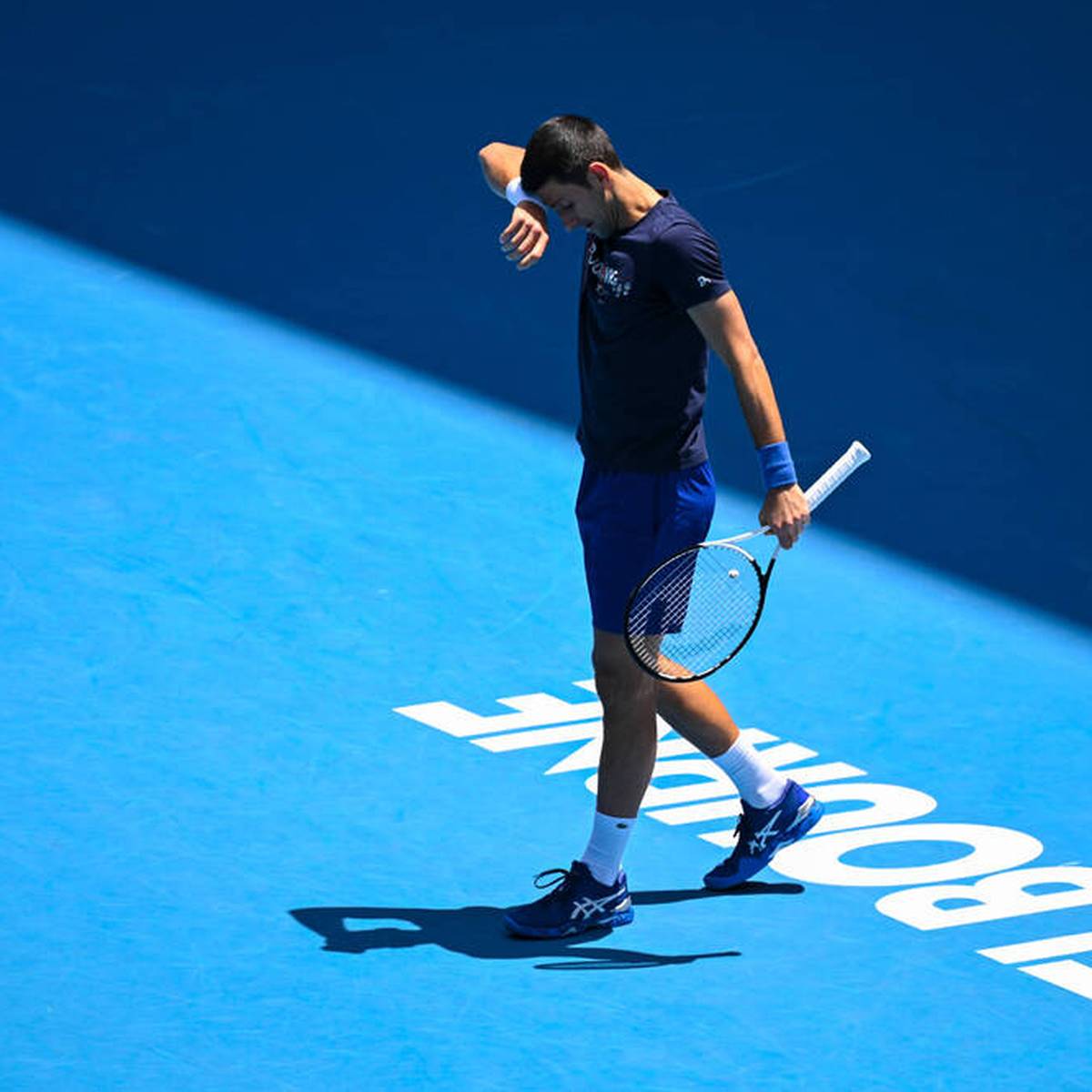 Wegen der Einreise-Saga um Novak Djokovic weiß Miomir Kecmanovic lange nicht, wer sein Auftaktgegner bei den Australian Open sein wird. Sauer ist er deswegen auf den Landsmann noch lange nicht.