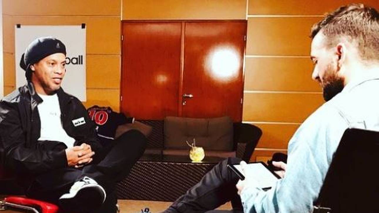 Im Dezember traf Domenach (r.) den ehemaligen Weltfußballer Ronaldinho zum Interview