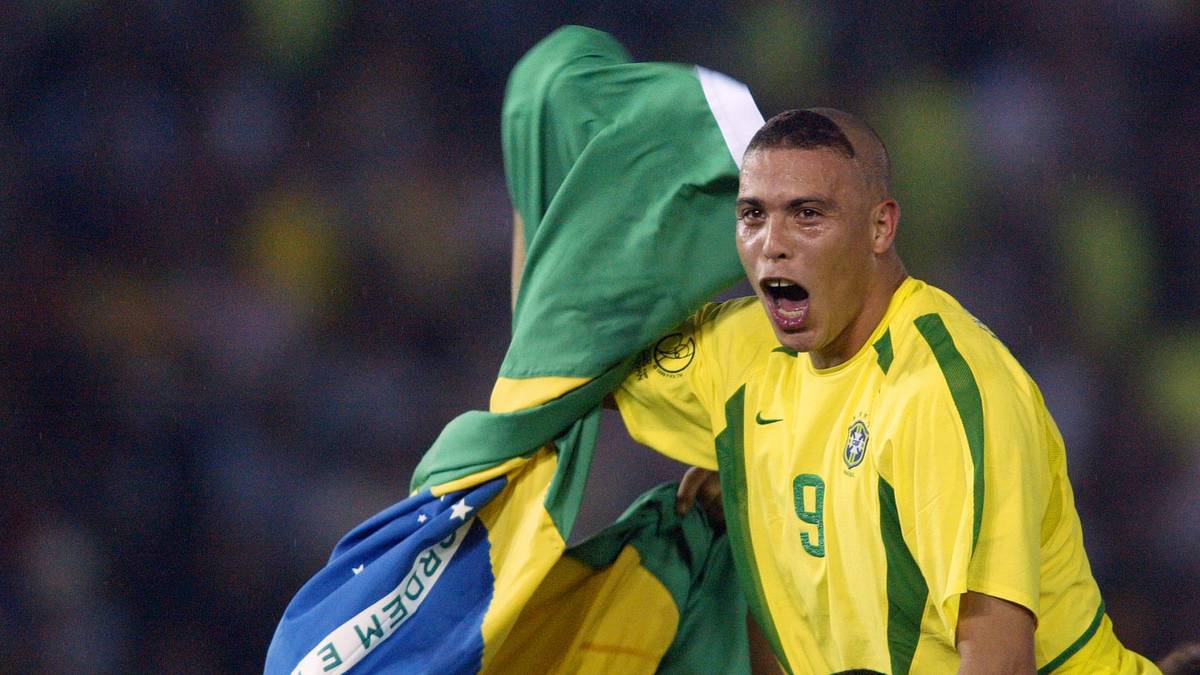 PLATZ 9: RONALDO - Sein Namensvetter aus Portugal sollte ihn später übertrumpfen, aber auch Ronaldo Luis Nazario de Lima gehört zu den ganz Großen: Weltfußballer der Jahre 1996, 1997 und 2002. Erlebte 2002 die Krönung, als er Brasilien mit acht Toren zum WM-Titel schoss - zum Leidwesen von Deutschland und Oliver Kahn