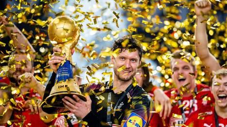 Niklas Landin mit dem WM-Pokal