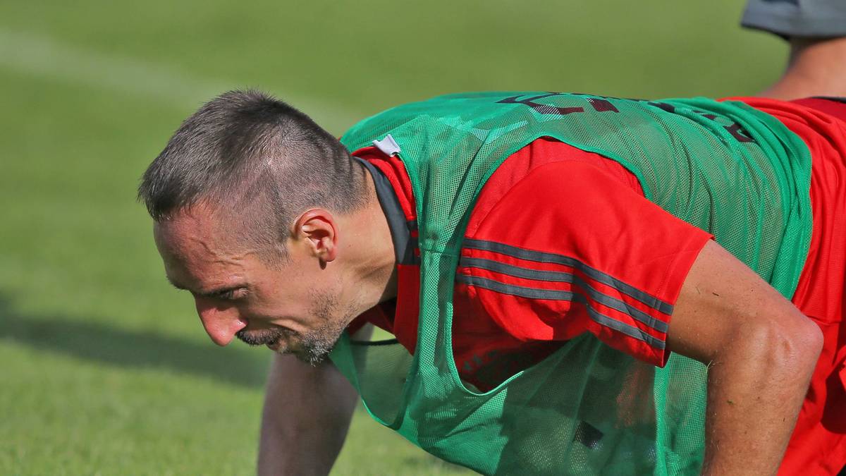 Bei den Liegestützen ist er mit vollem Elan dabei 