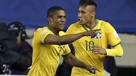 Douglas Costa (l.) will mit Brasilien das Prestige-Spiel gegen Argentinien gewinnen