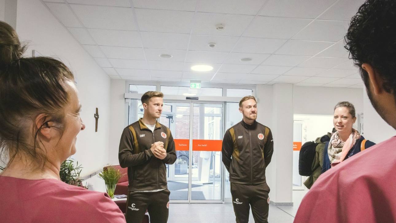 St.Pauli-Profis besuchen Altenheim