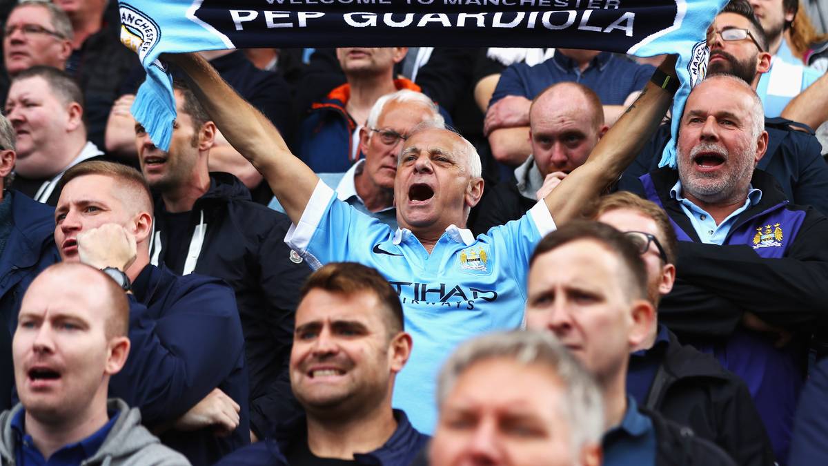 In der Gesamtbilanz haben die "Red Devils" die Nase vorn. Seit 2009 wird City von dem Scheich Mansour bin Zayed Al Nahyan gesponsert und hat sportlich mindestens aufgeschlossen. Für ManCity-Fans ist ohnehin klar: Ihr Klub ist der "wahre Verein von Manchester", weil er immer in der Stadt verortet war. Im Gegensatz dazu ist United seit dem Umzug ins Old Trafford im Jahr 1910 außerhalb von Manchester beheimatet