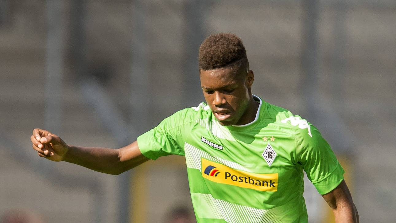 Gladbach-Teenie im Lernstress