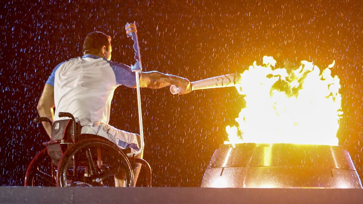 Sprung zurück zur Eröffnungsfeier. Brasiliens Schwimmer Clodoaldo Silva entzündet am 7. September das Feuer. Die Paralympics sind eröffnet. Mit bis zu vier Milliarden Menschen werden so viele Zuschauer wie noch nie die Paralympics verfolgen