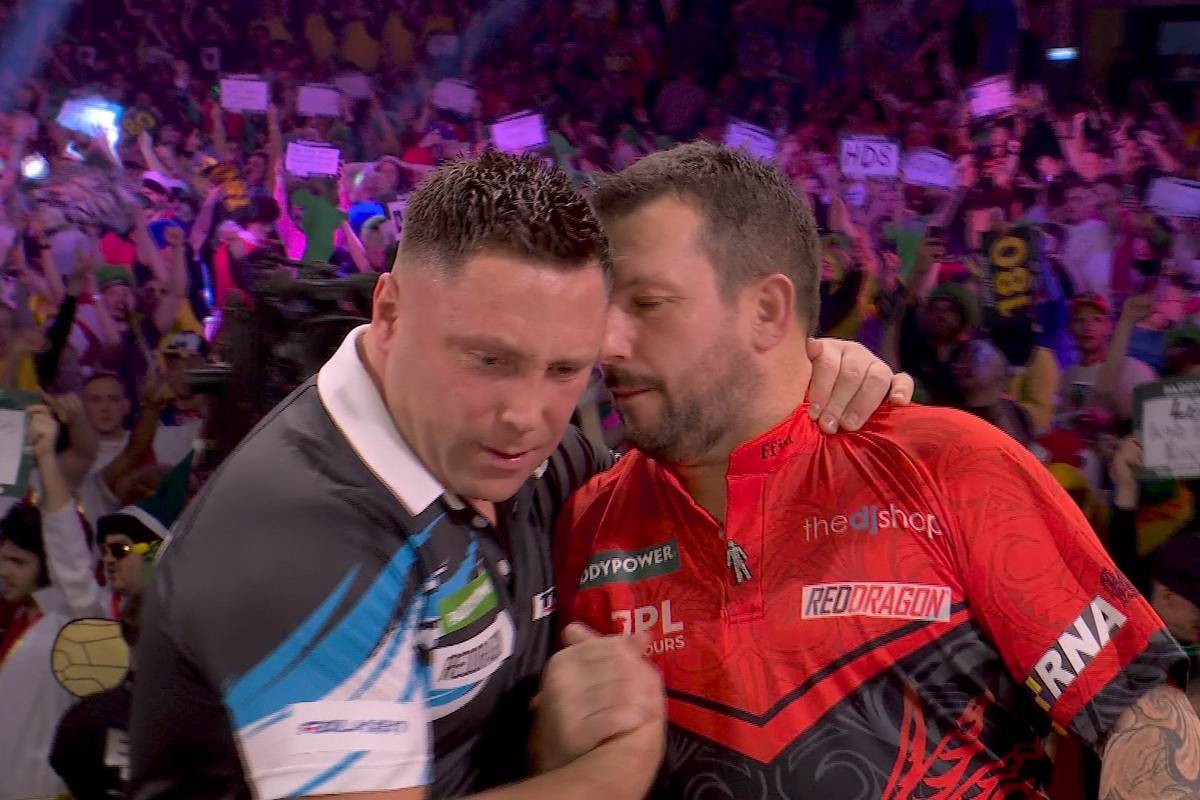 Gerwyn Price gewinnt das walisische Duell gegen Kumpel Jonny Clayton und zieht als erster Spieler bei der Darts-WM 2025 in die Runde der letzten Acht ein.