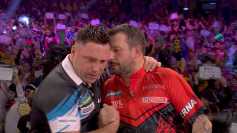 Gerwyn Price gewinnt das walisische Duell gegen Kumpel Jonny Clayton und zieht als erster Spieler bei der Darts-WM 2025 in die Runde der letzten Acht ein.