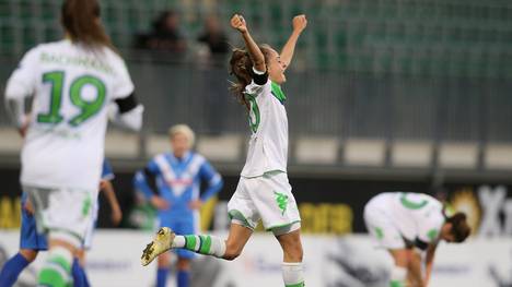 Tessa Wüllert vom Wolfsburg freut sich über einen Treffer ihres Teams