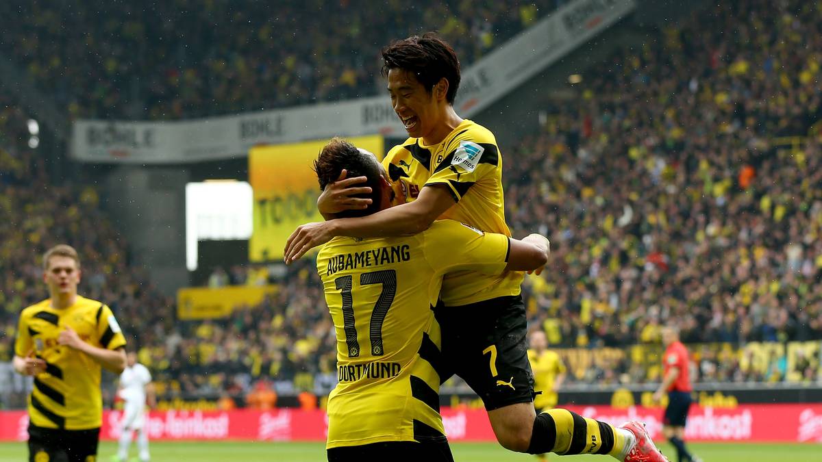 Acht Minuten später erhöht Shinji Kagawa (r.) auf 2:0 und feiert sein Tor zusammen mit Aubameyang