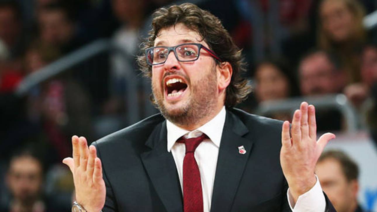 Trainer Andrea Trinchieri gestikuliert