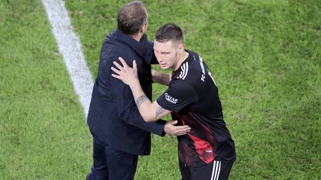 Hansi Flick (L) freut sich für Niklas Süle