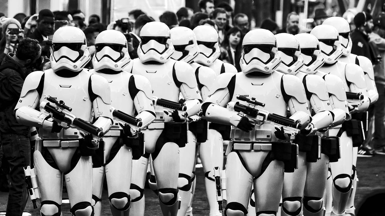 Fans als Stormtrooper im Gästeblock